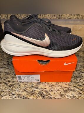 New Nike Women’s Shoes size 7.5